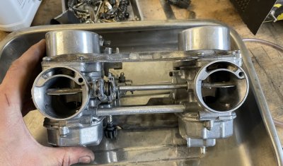 L'atelier Riders Spirit votre garagiste a récemment réalisé la rénovation des carburateur d'une moto Honda 500 CX de 1979  à Chatonnay