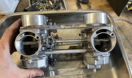 L'atelier Riders Spirit votre garagiste a récemment réalisé la rénovation des carburateur d'une moto Honda 500 CX de 1979  à Chatonnay