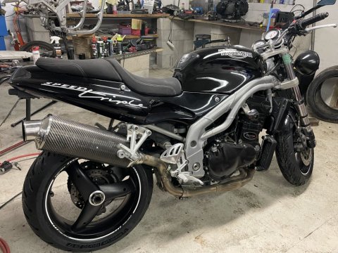 remplacement pneus d'une moto Triumph SPEED  TRIPLE T509 dans votre garage à LA COTE SAINT ANDRE.