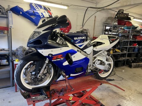 remplacement embrayage sur une suzuki 750 GSXR DE 2001 à Vienne