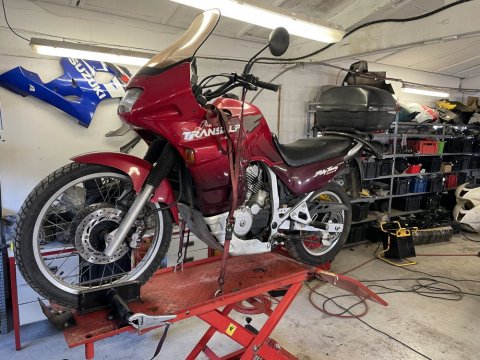 remise en état étriers de frein sur une moto honda 600 transalp par votre garagiste l'atelier riders spirit à Bourgoin jaillieu