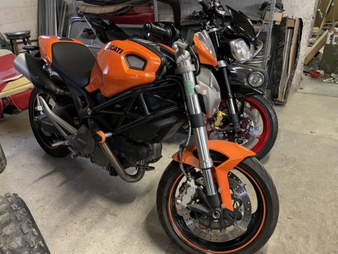 revision et remplacement des courroies de distribution d'une moto Ducati 696 par votre garagiste l'atelier Riders Spirit à Vienne 