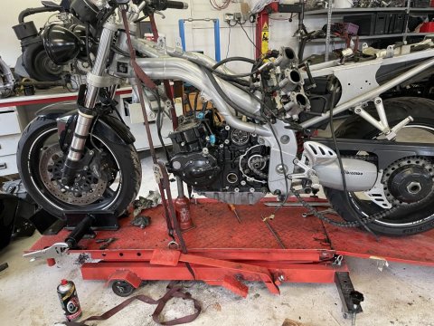 réparation moteur sur une moto triumph speed triple T595 de 1999 par votre garagiste l'atelier Riders Spirit à Vienne