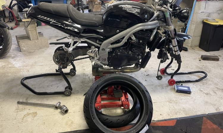 remplacement pneus d'une moto Triumph SPEED  TRIPLE T509 dans votre garage à LA COTE SAINT ANDRE.