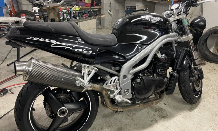 restauration peinture d'une moto Triumph Speed Triple T509 la Cote Saint André.