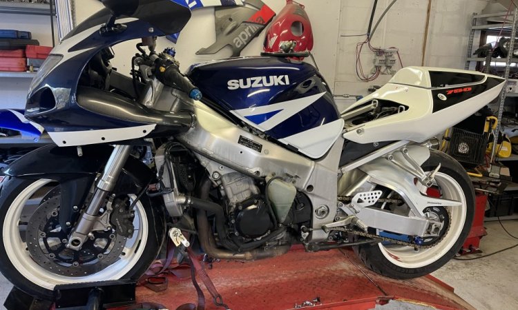 remplacement embrayage sur une suzuki 750 GSXR DE 2001 à Vienne