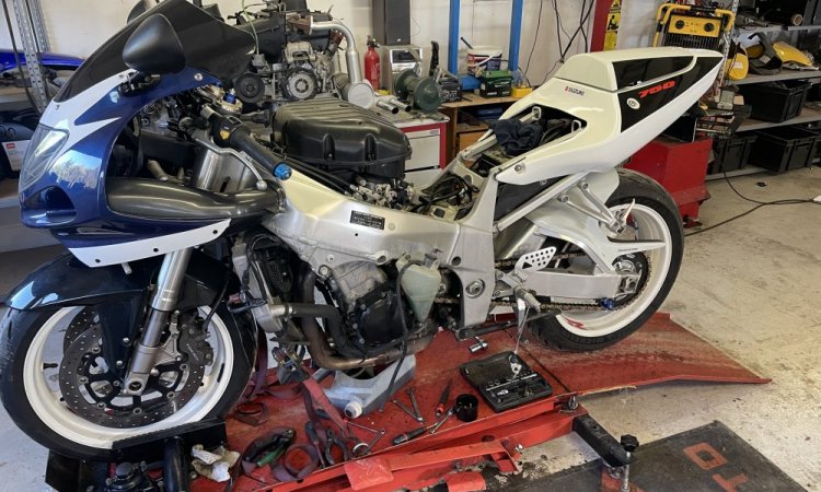 remplacement embrayage sur une suzuki 750 GSXR DE 2001 à Vienne