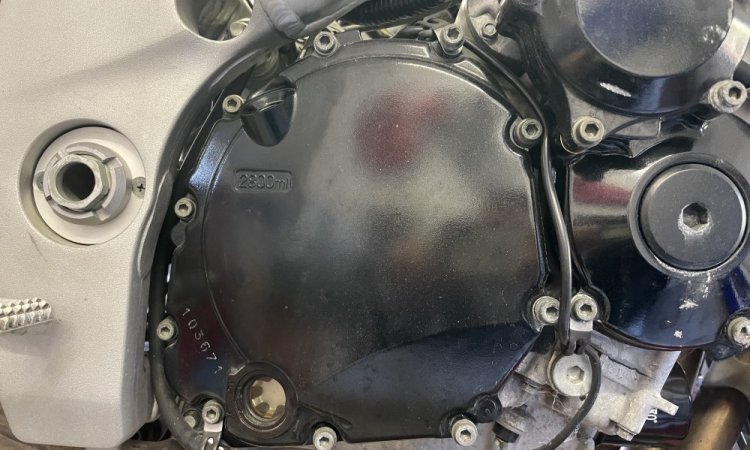 remplacement embrayage sur une suzuki 750 GSXR DE 2001 à Vienne