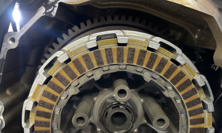 remplacement embrayage sur une suzuki 750 GSXR DE 2001 à Vienne