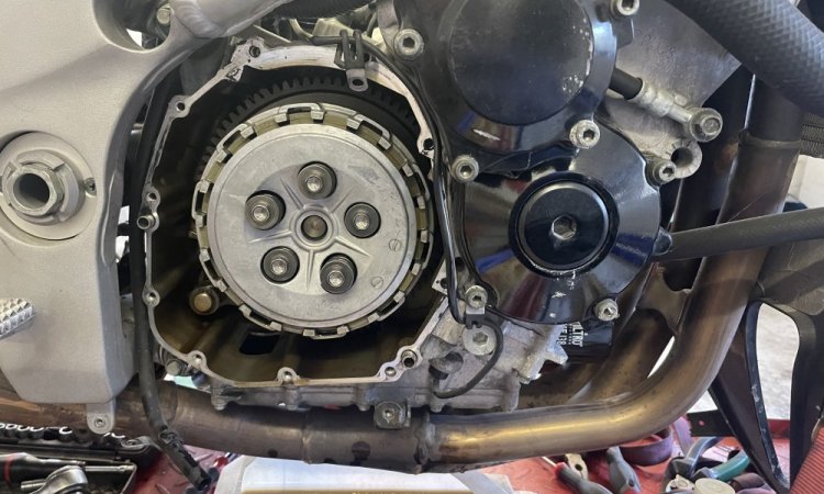 remplacement embrayage sur une suzuki 750 GSXR DE 2001 à Vienne