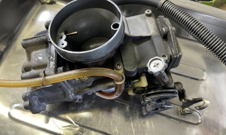 remise en route d'une moto Suzuki 600 DR de 1989 à Saint Jean de Bournay