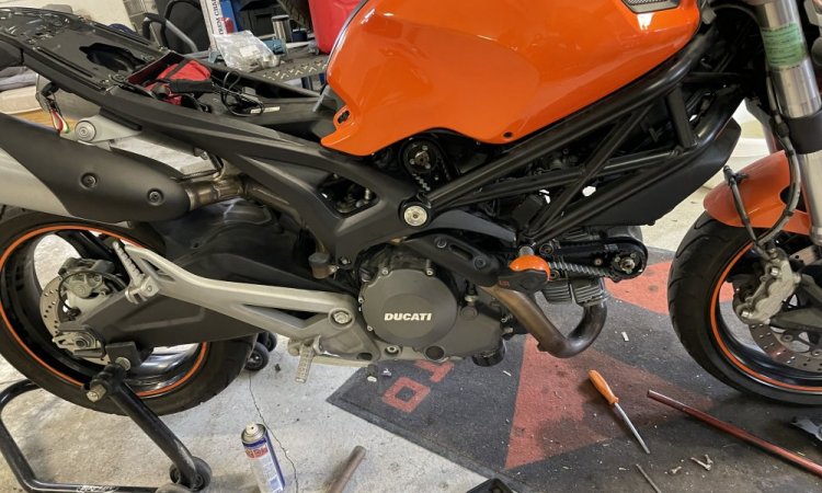 revision et remplacement des courroies de distribution d'une moto Ducati 696 par votre garagiste l'atelier Riders Spirit à Vienne 