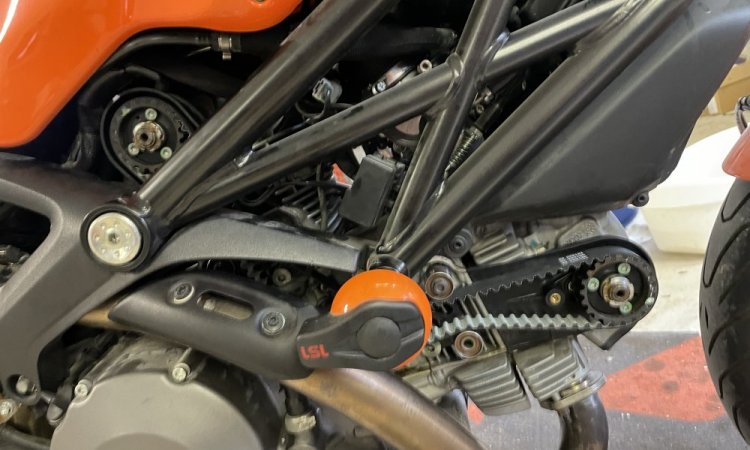 revision et remplacement des courroies de distribution d'une moto Ducati 696 par votre garagiste l'atelier Riders Spirit à Vienne 