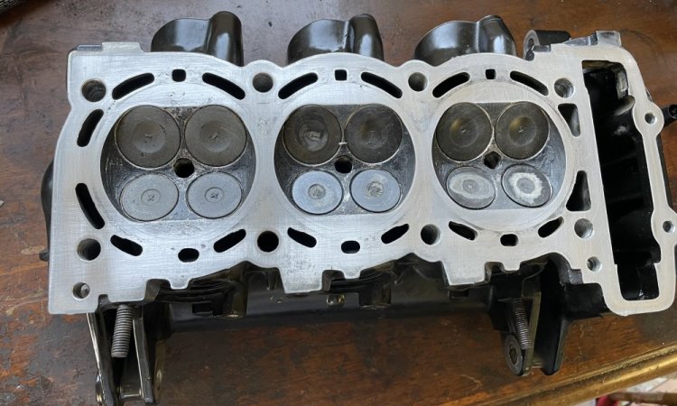 réparation moteur sur une moto triumph speed triple T595 de 1999 par votre garagiste l'atelier Riders Spirit à Vienne