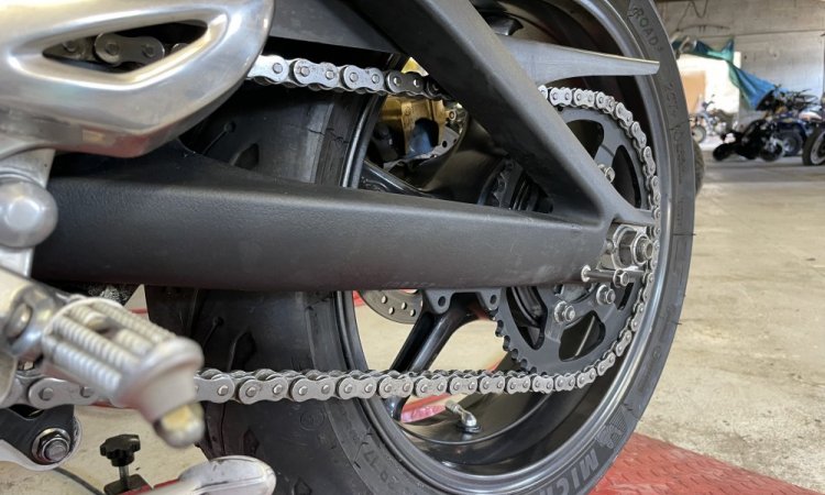 revision et entretien d'une moto Triumph Street triple 675 de 2009 par votre garagiste l'atelier Riders spirit à Saint Jean de Bournay