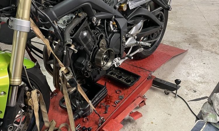 revision et entretien d'une moto Triumph Street triple 675 de 2009 par votre garagiste l'atelier Riders spirit à Saint Jean de Bournay
