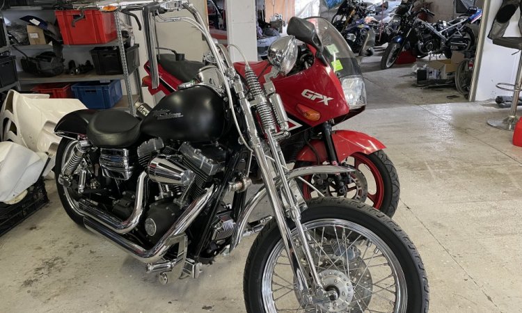 revision et entretien d'une moto Harley Davidson DYNA STREET BOB de 2006 par votre garagiste l'atelier Riders spirit à Vienne 
