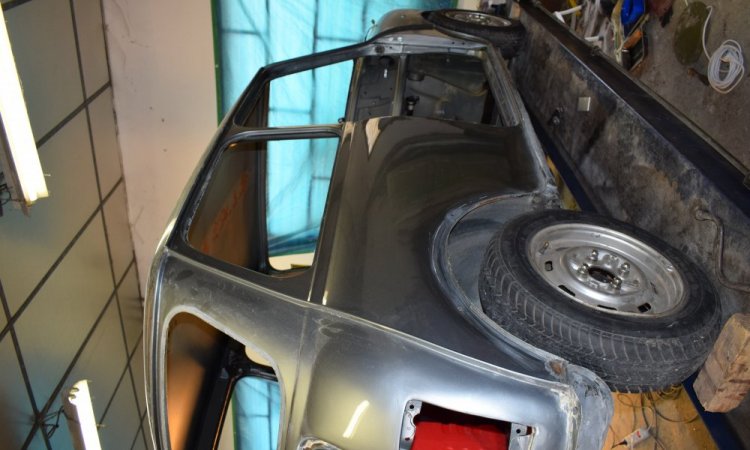 restauration complete d'une voiture austin mini 1000 gulf 1989 à la cote saint andré