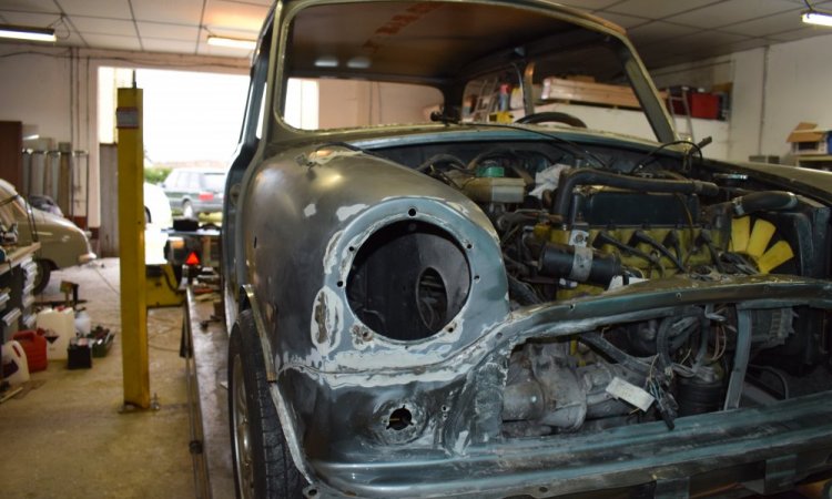 restauration complete d'une voiture austin mini 1000 gulf 1989 à la cote saint andré