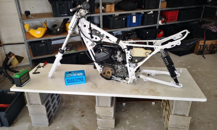 restauration moto  YAMAHA 175 TY a VIENNE