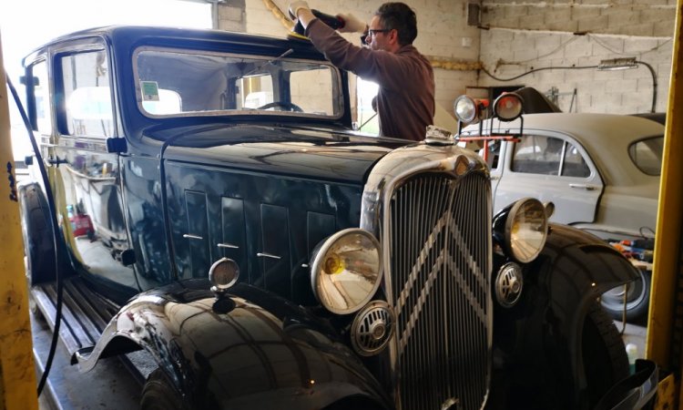 Rénovation et restauration de la carrosserie d'une Citroen Rosalie de 1932 à Vienne