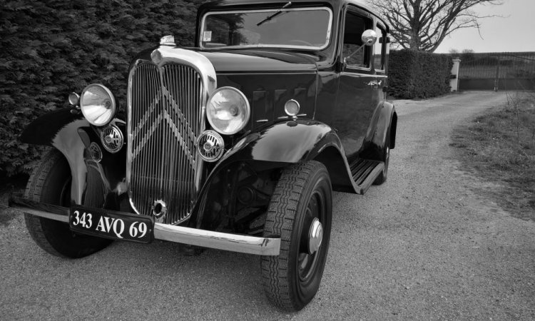 Rénovation et restauration de la carrosserie d'une Citroen Rosalie de 1932 à Vienne