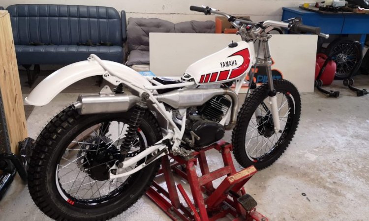 restauration moto  YAMAHA 175 TY à VIENNE